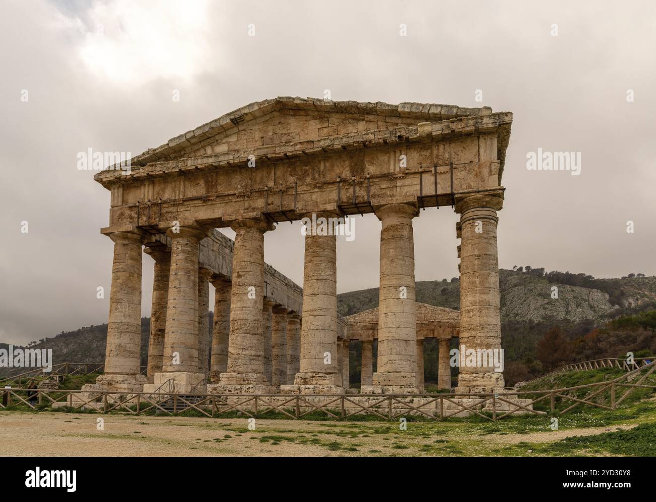 Calatafimi-Segesta, Italie, 4 janvier 2024 : vue du temple dorique de Segesta sous un ciel couvert, Europe Banque D'Images