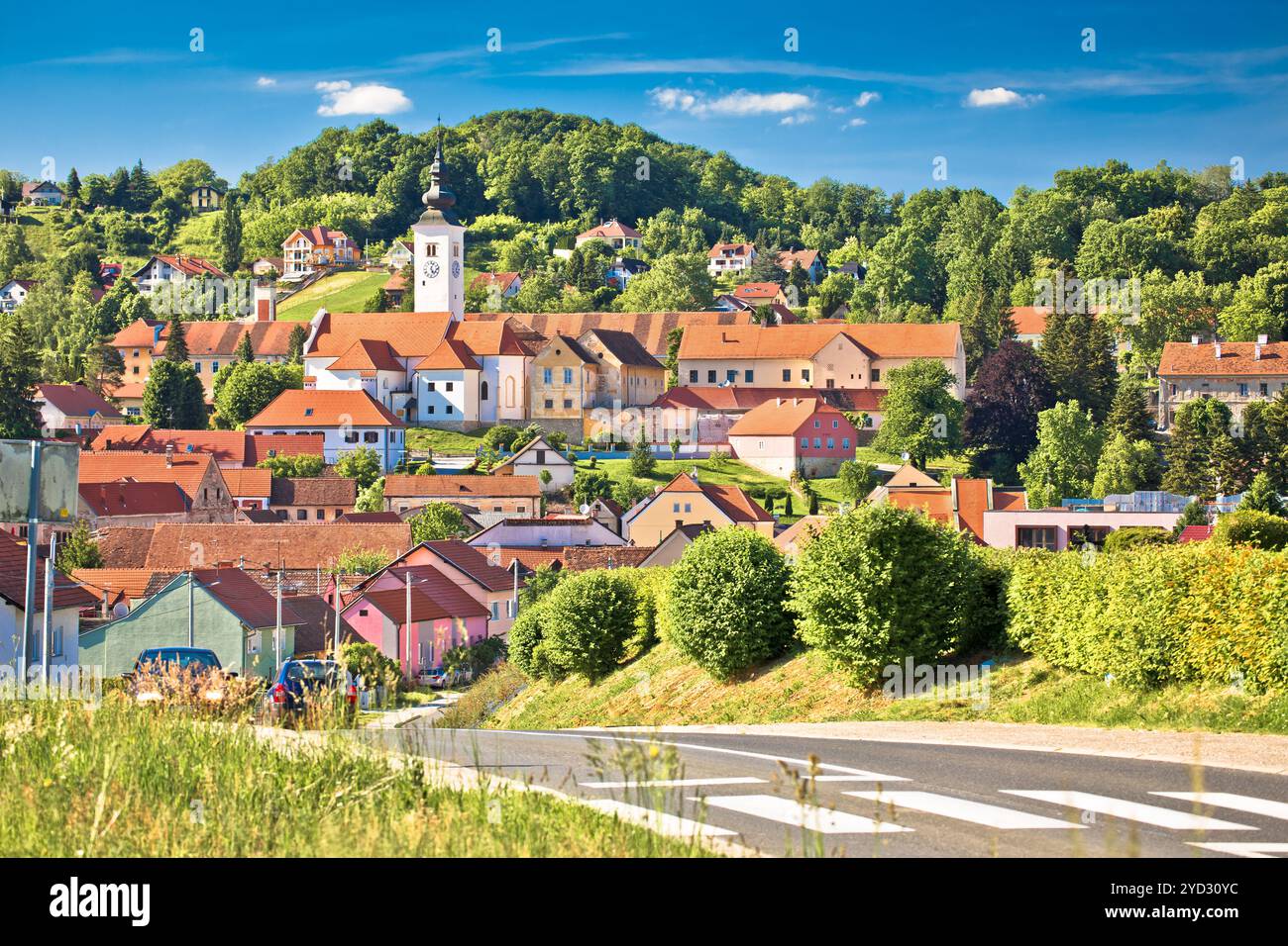 Ville de Varazdinske Toplice dans la vue de paysage de colline verte, Banque D'Images