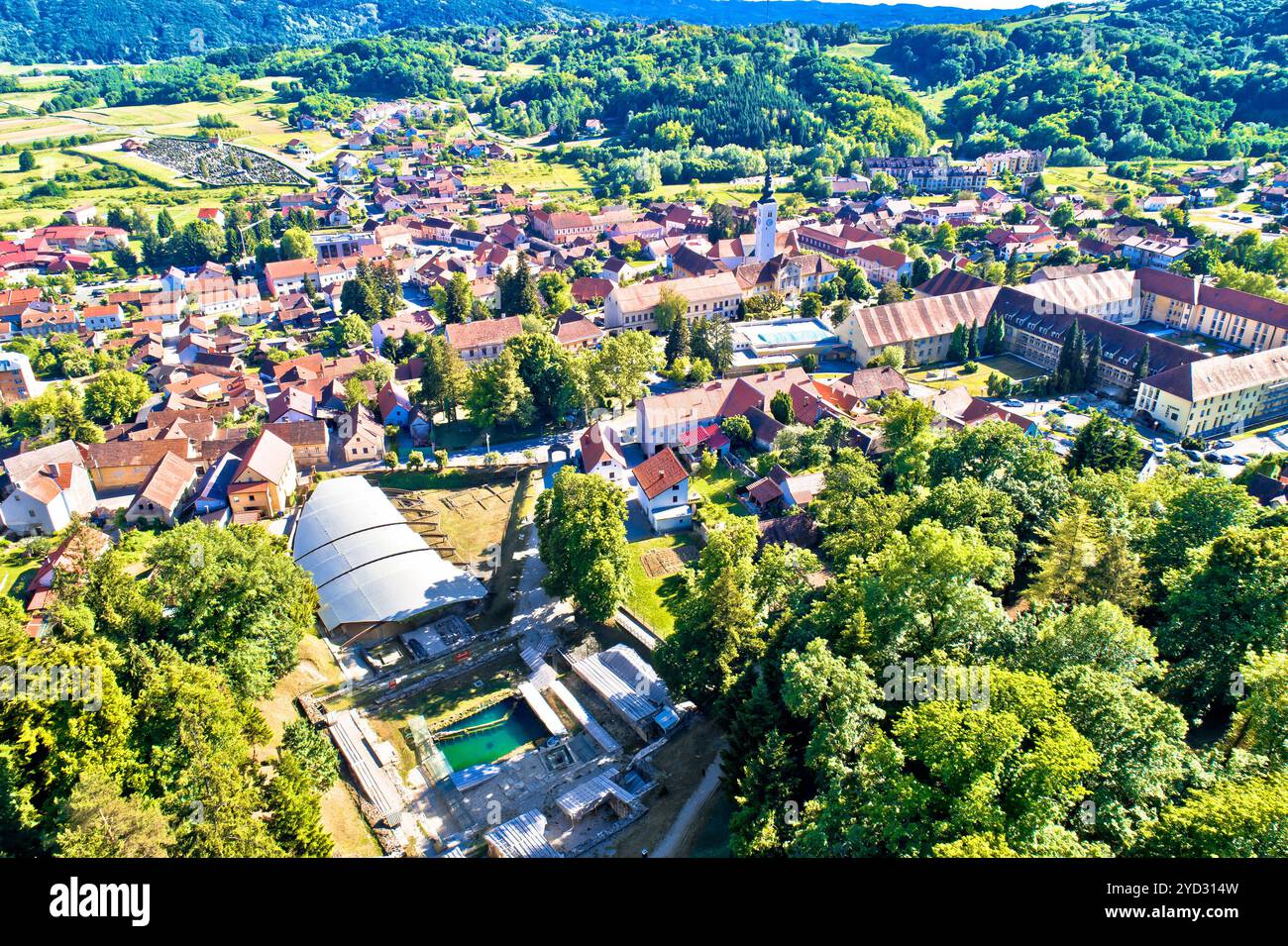Ville de Varazdinske Toplice dans le paysage verdoyant de colline vue aérienne Banque D'Images