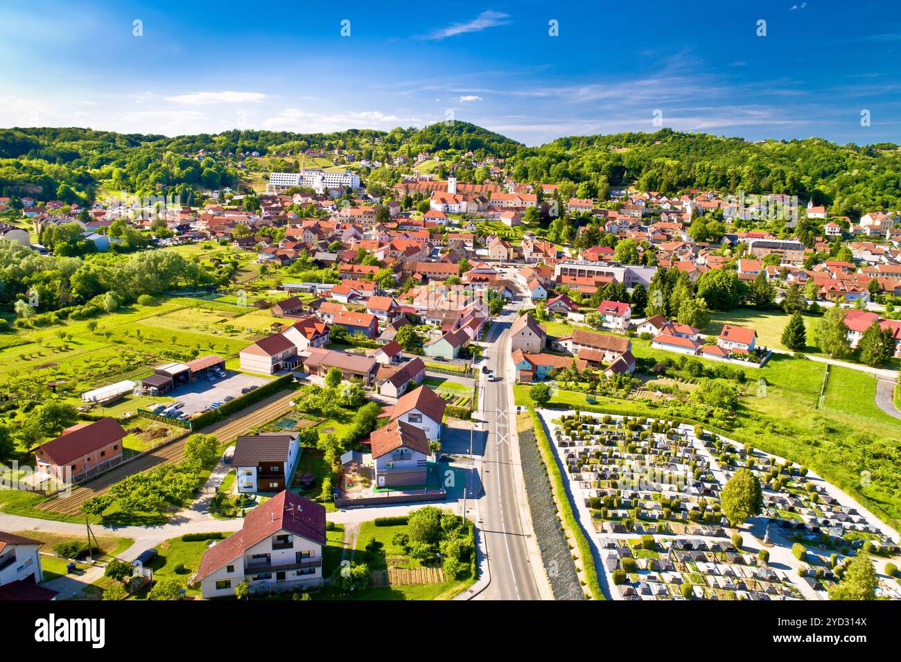 Ville de Varazdinske Toplice dans le paysage verdoyant de colline vue aérienne Banque D'Images