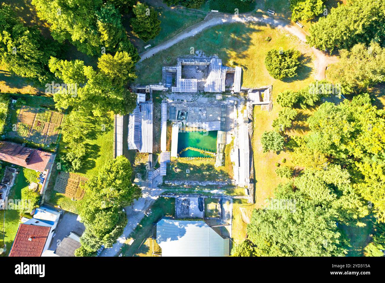 Vue aérienne des anciennes ruines de sources thermales romaines dans la ville de Varazdinske Toplice Banque D'Images