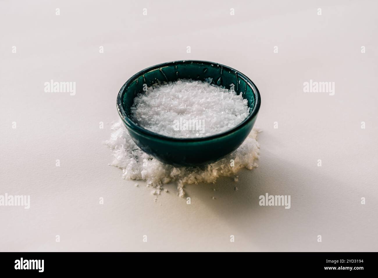 Sel de flocons blancs sur fond blanc Banque D'Images