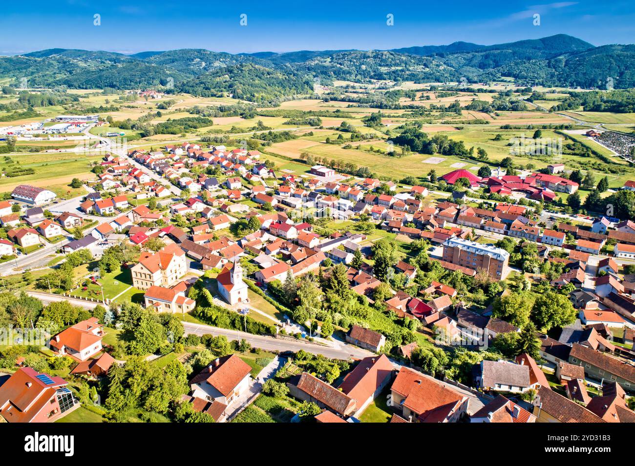 Vue aérienne du paysage verdoyant de Zagorje dans la ville de Varazdinske Toplice Banque D'Images