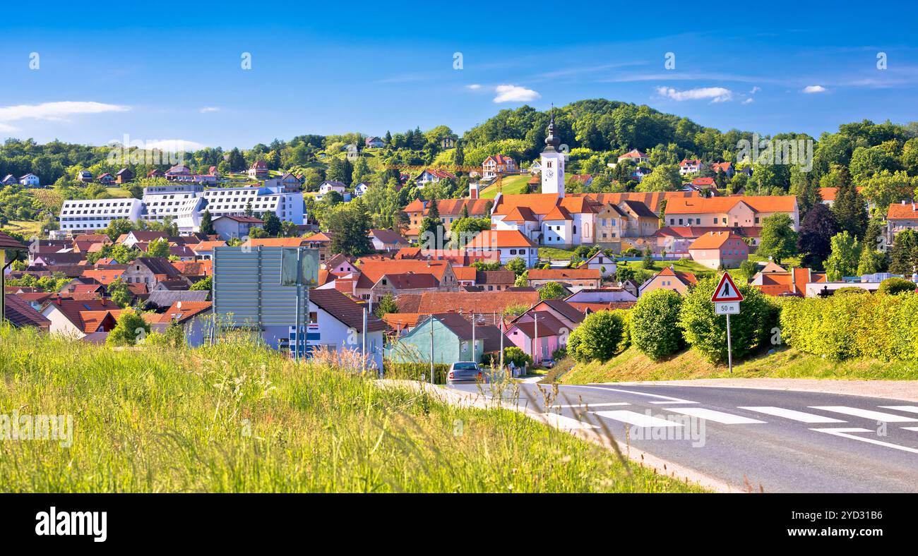 Ville de Varazdinske Toplice dans la colline verte vue sur le paysage Banque D'Images