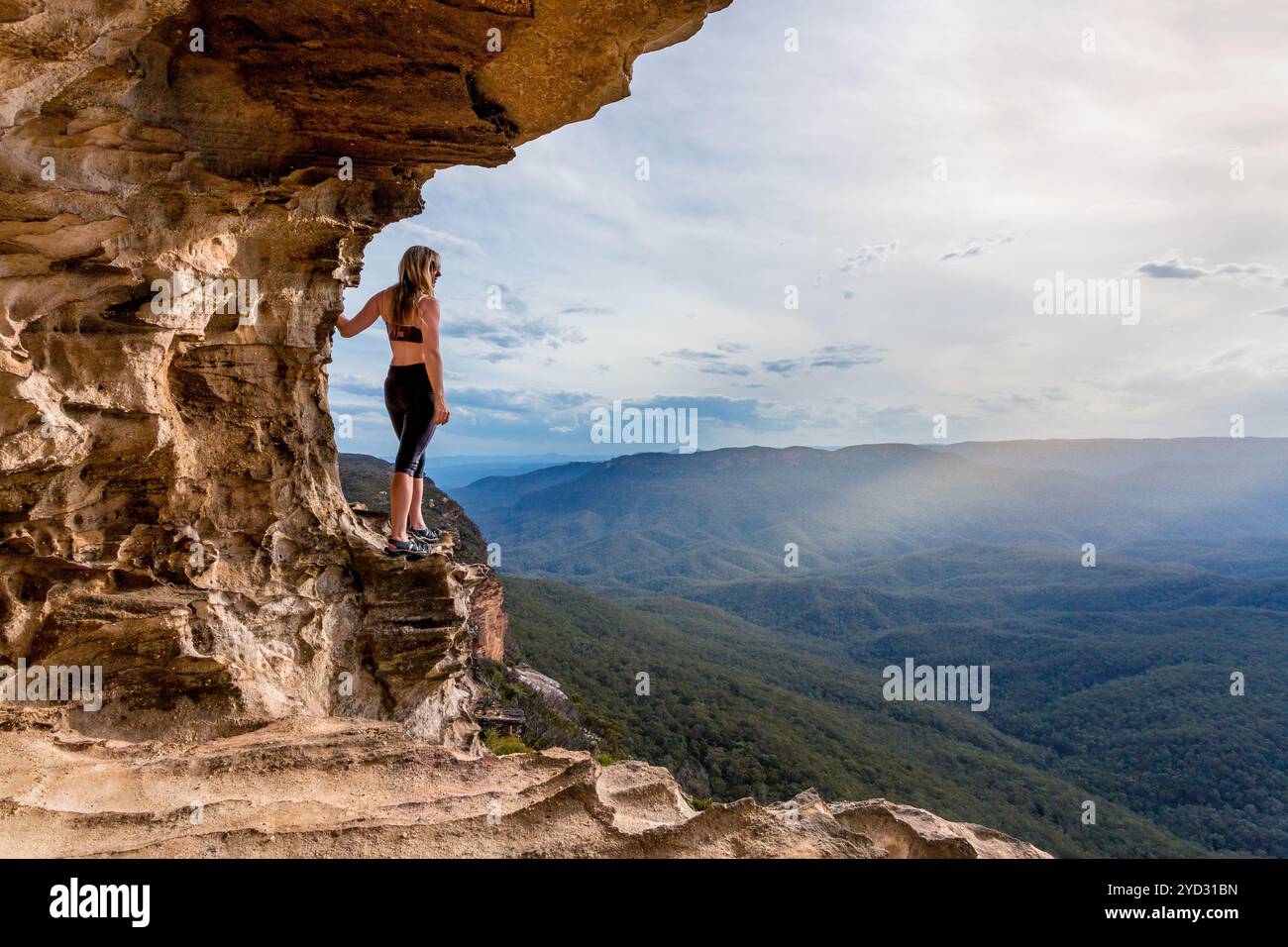 Grotte côté falaise avec vue sur la vallée de montagne Banque D'Images