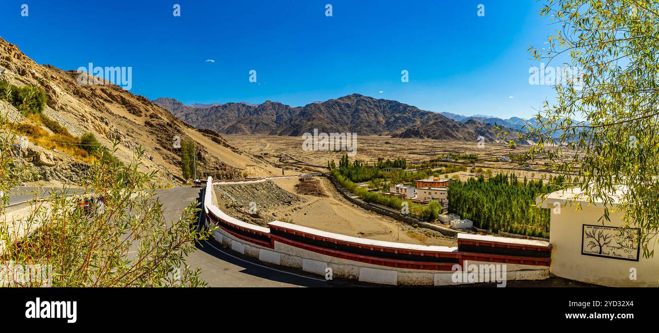 Vue panoramique de Leh City avec majestueux paysage de montagne himalayenne – Ladakh, Inde Banque D'Images
