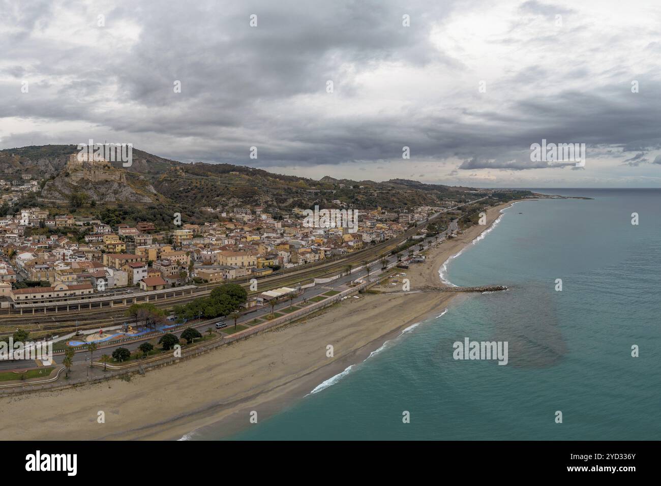 Roccella Ionica, Italie, 15 décembre 2023 : perspective drone du pittoresque village calabrais de Roccella Ionica, en Europe Banque D'Images