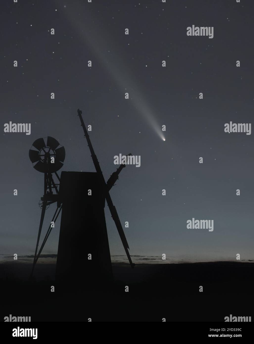 Comète C/2023 A3 (Tsuchinshan–ATLAS) au-dessus d'un moulin de drainage Turf Fen silhouette, Norfolk Banque D'Images