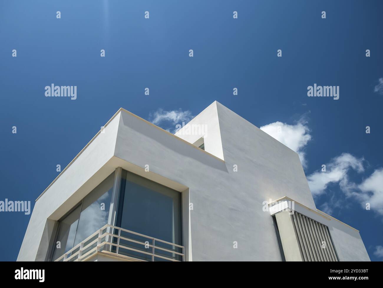 Villa de luxe moderne face À UN ciel bleu lumineux avec espace copie Banque D'Images