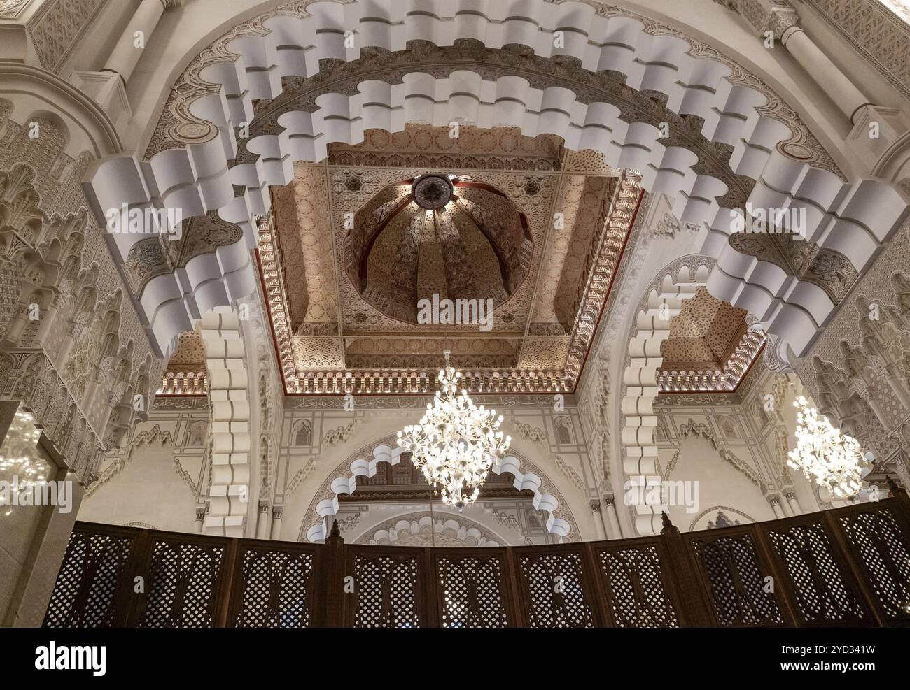 Casablanca, Maroc, 29 mars 2024 : vue détaillée d'un plafond en bois de cèdre orné et d'un lustre à l'intérieur de la mosquée Hassan II à Casablanca, Afrique Banque D'Images