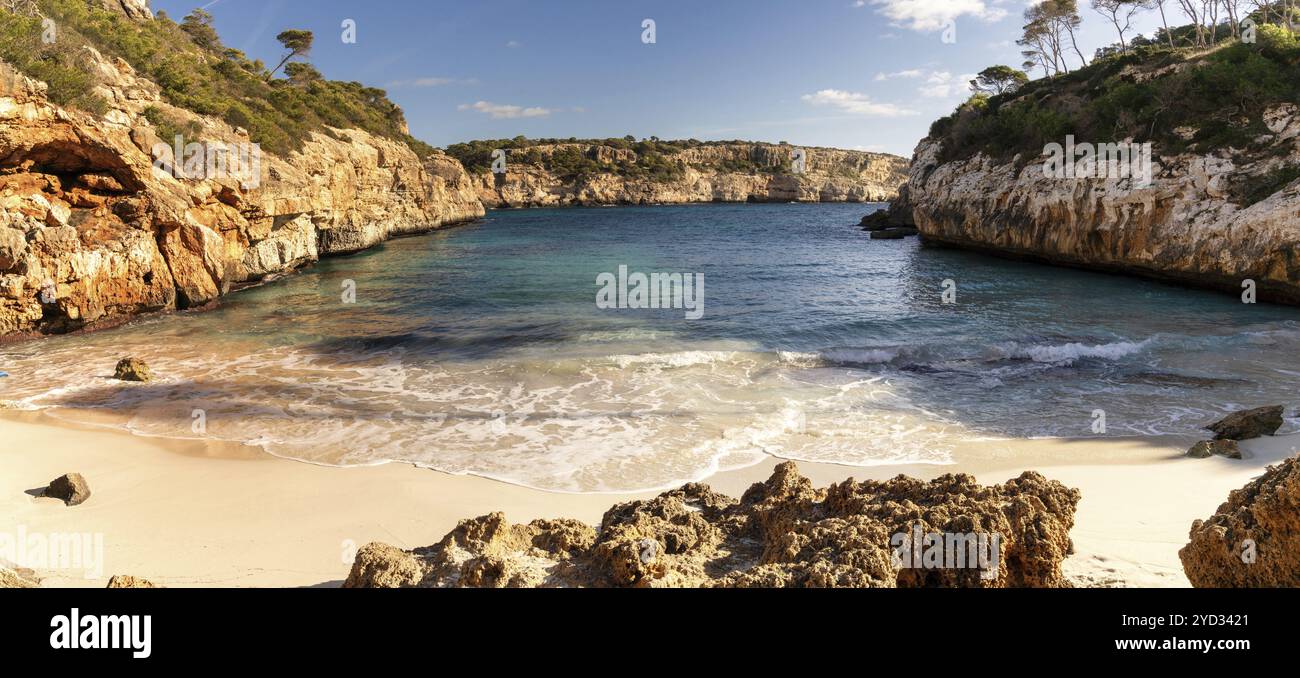 Une vue panoramique sur la pittoresque crique de Calo des Moro et la plage dans le sud-ouest de Majorque Banque D'Images