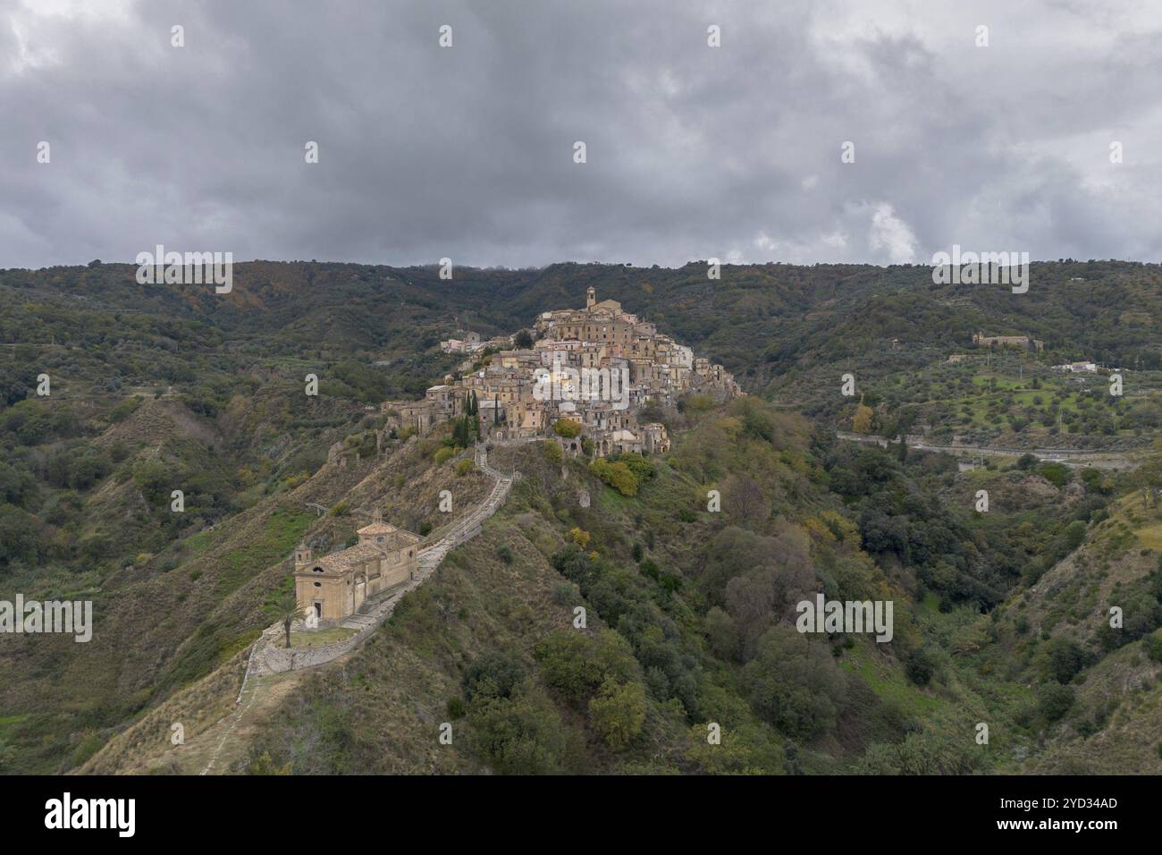 Badolato, Italie, 15 décembre 2023 : perspective drone du pittoresque village de montagne et église de Badolato en Calabre, Europe Banque D'Images