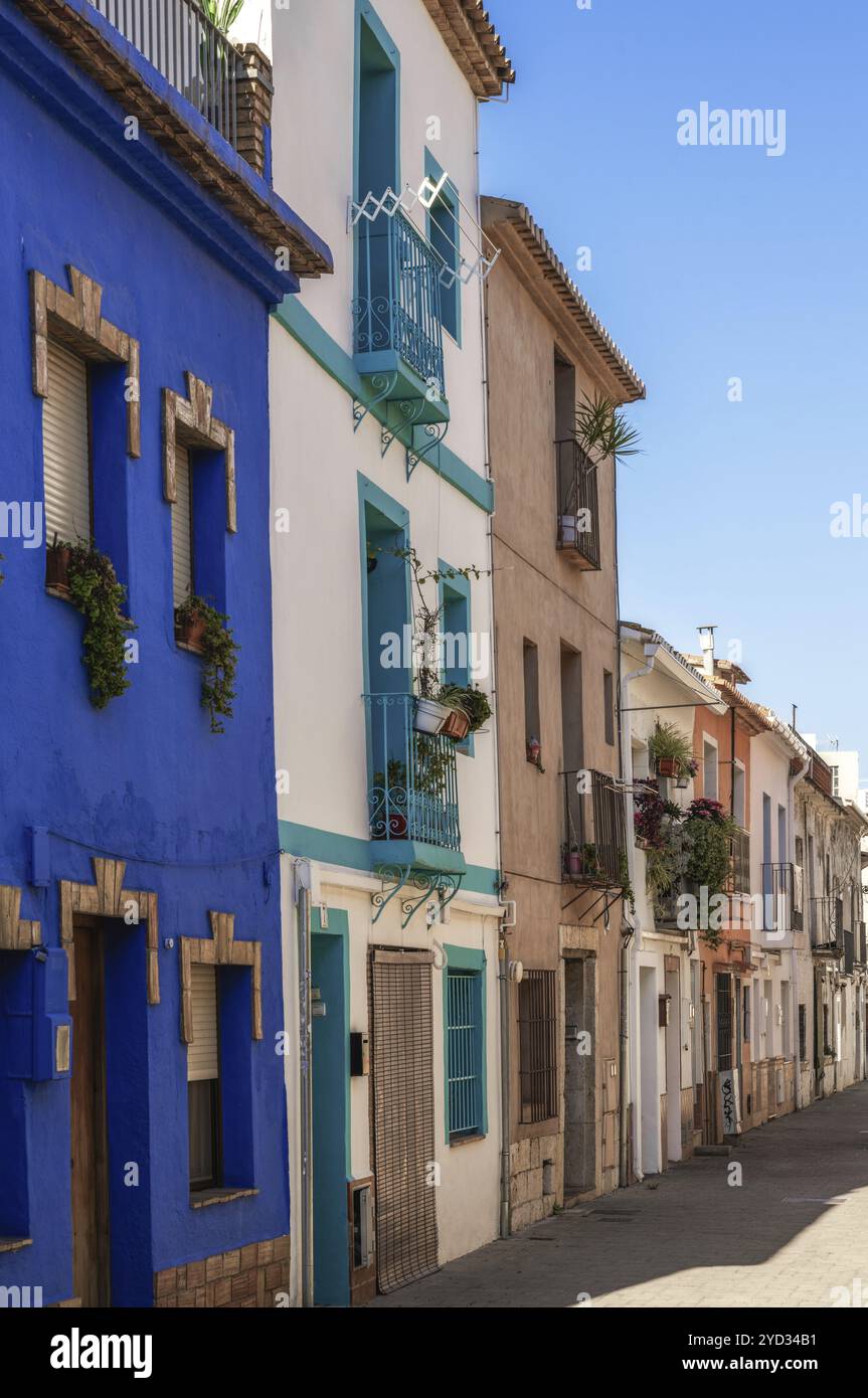 Denia, Espagne, 7 février 2024 : vue sur les maisons colorées et les restaurants du quartier des pêcheurs de la vieille ville de Denia, en Europe Banque D'Images