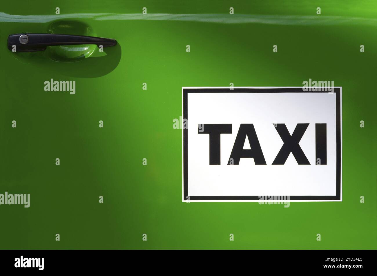 Sur la porte d'un vert lumineux Taxi Banque D'Images