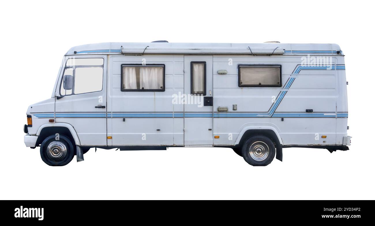 Grungy Vintage isolé blanc vieux Camping-car ou camping-car sur un fond blanc Banque D'Images