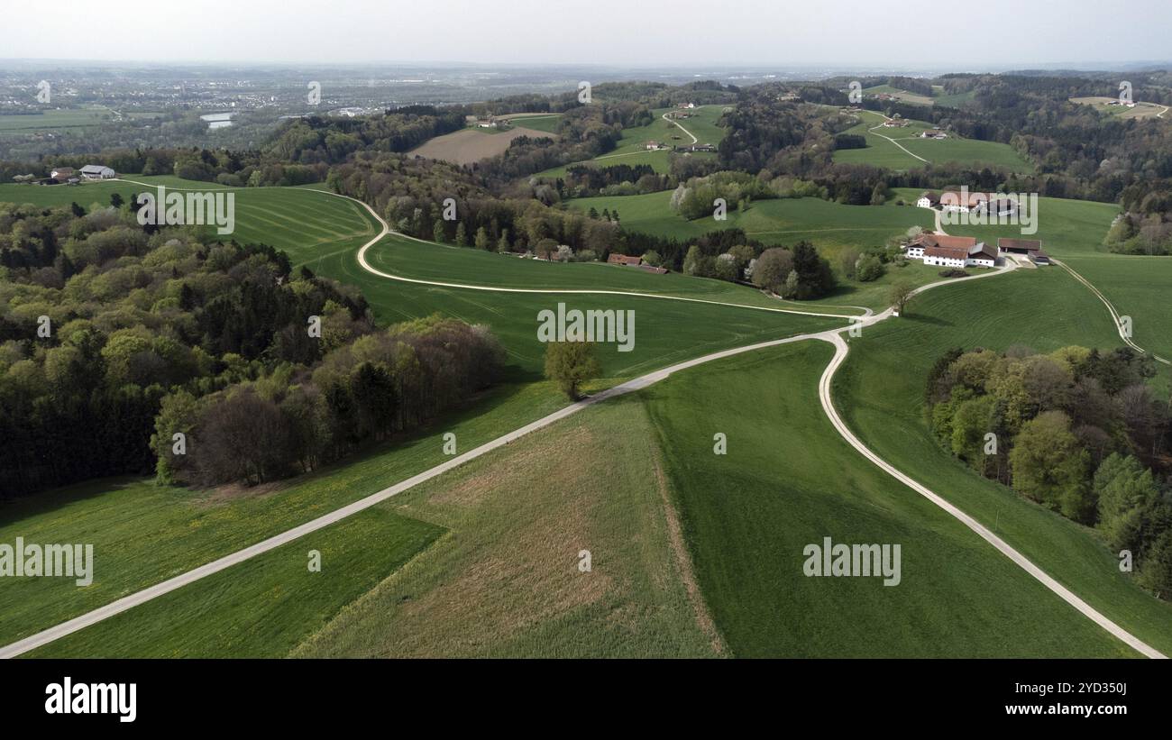 Idyllique, paysage agricole en haute-Bavière, fermes dispersées, tir de drone, haute-Bavière, Bavière, Allemagne, Europe Banque D'Images