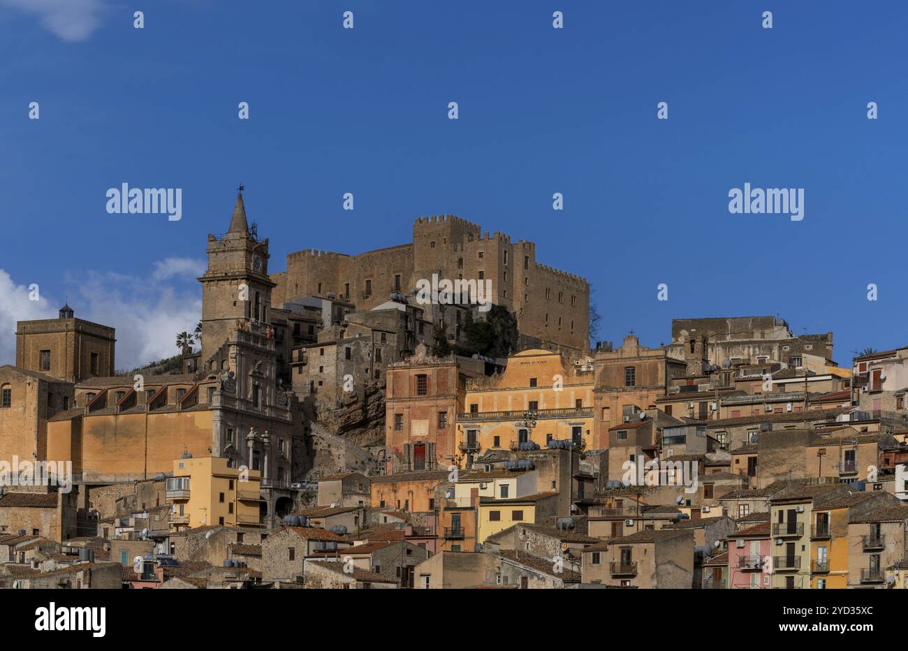 Caccamo, Italie, 7 janvier 2024 : vue de la ville de montagne sicilienne de Caccamo avec l'église et le château normand, Europe Banque D'Images