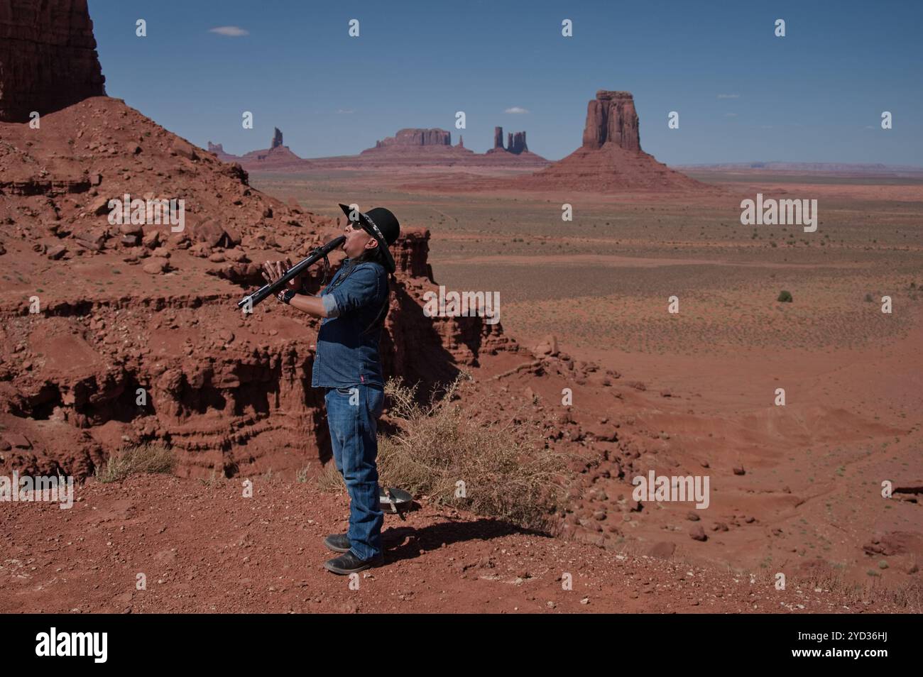 Un membre de la tribu Navajo jouant de la flûte à Monument Valley Banque D'Images