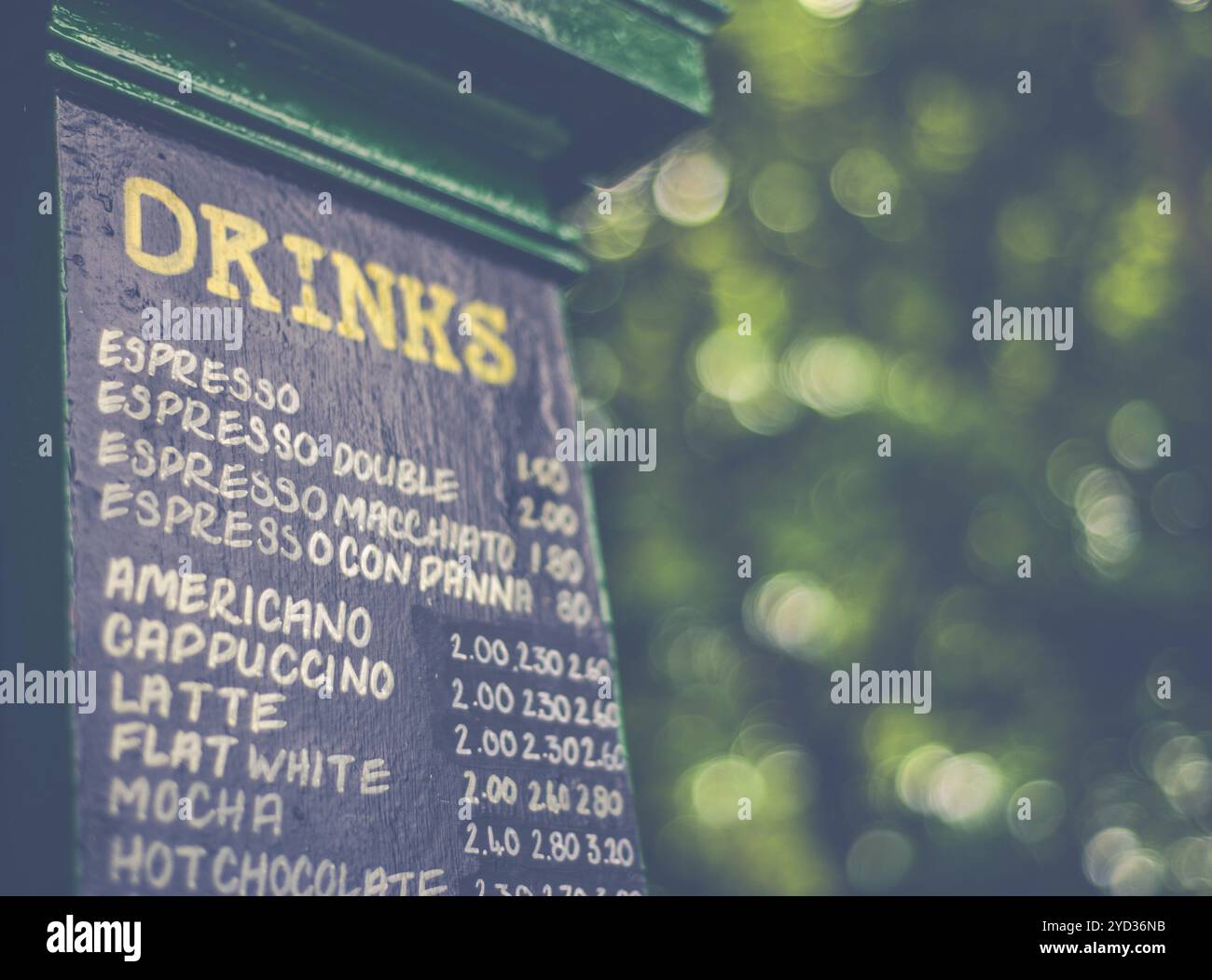 Menu filtré rétro à Un kiosque de café Hipster avec espace de copie Banque D'Images