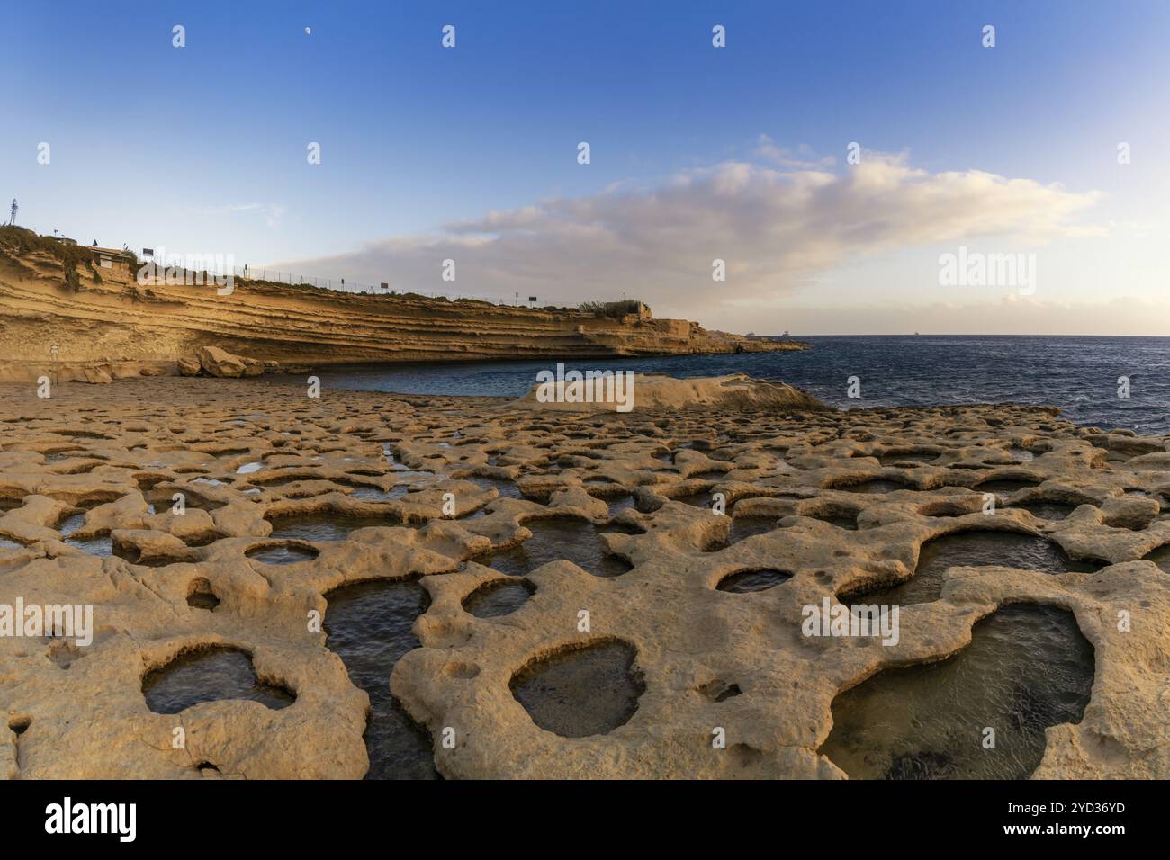 Une vue sur les bassins de marée et les falaises de il-Hofra z-Zghira Bay à Malte Banque D'Images