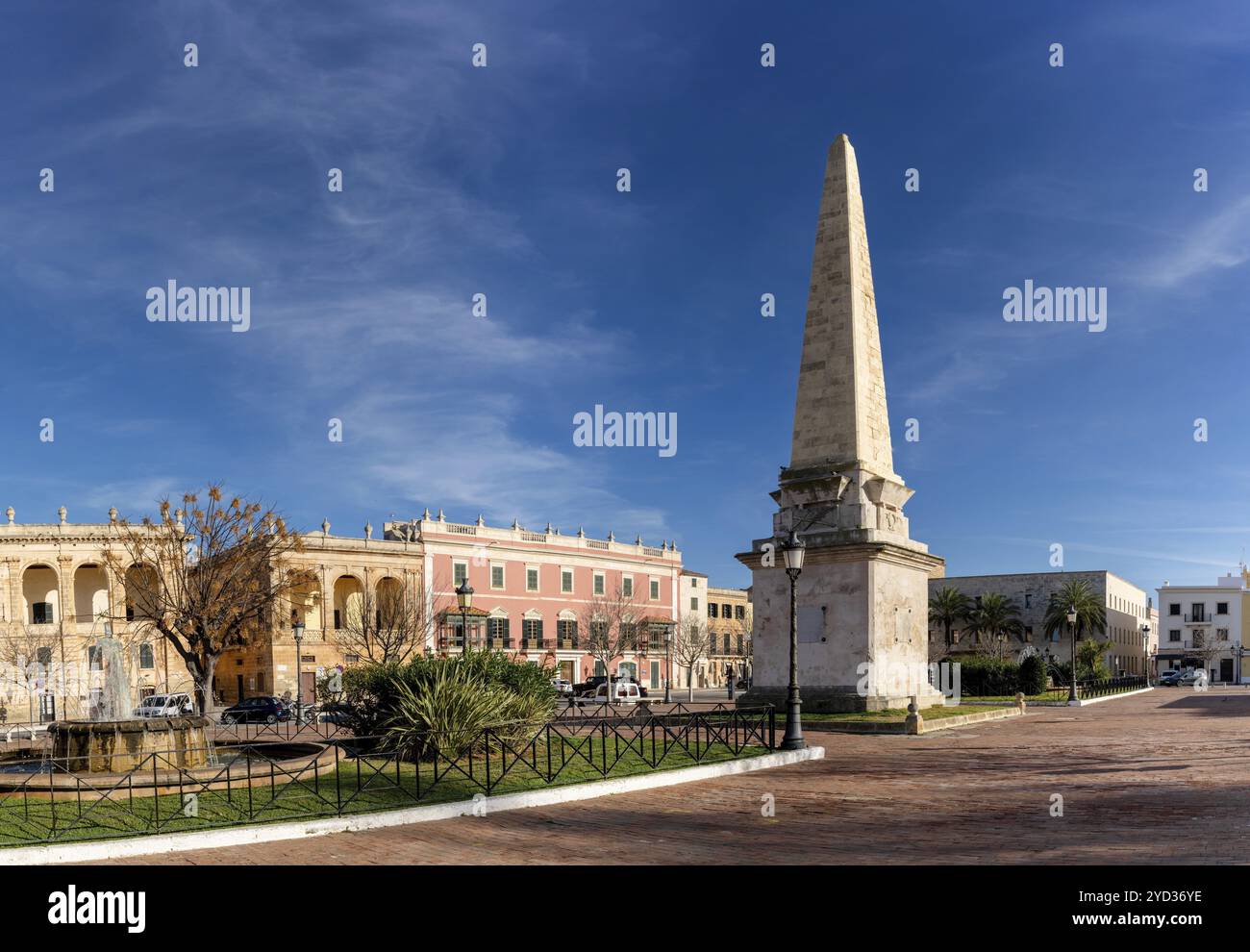 Ciutadella, Espagne, 26 janvier 2024 : vue sur l'obélisque de Ciutadella et la place née dans le centre historique de la ville, Europe Banque D'Images