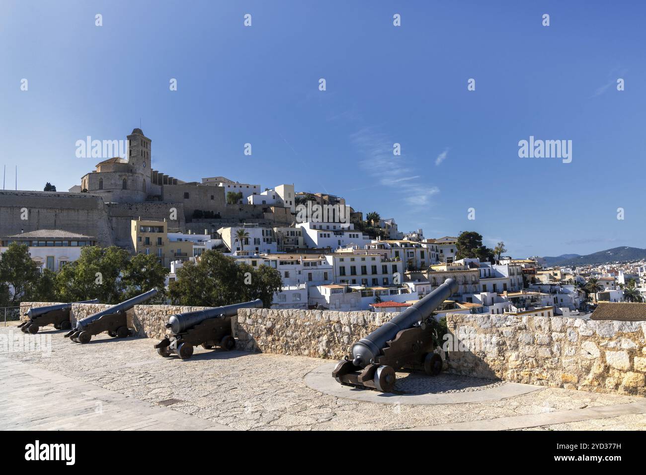 Ibiza, Espagne, 1er février 2024 : vieille ville d'Ibiza avec le château et la cathédrale et les remparts de Santa Lucia avec des canons au premier plan, Europe Banque D'Images