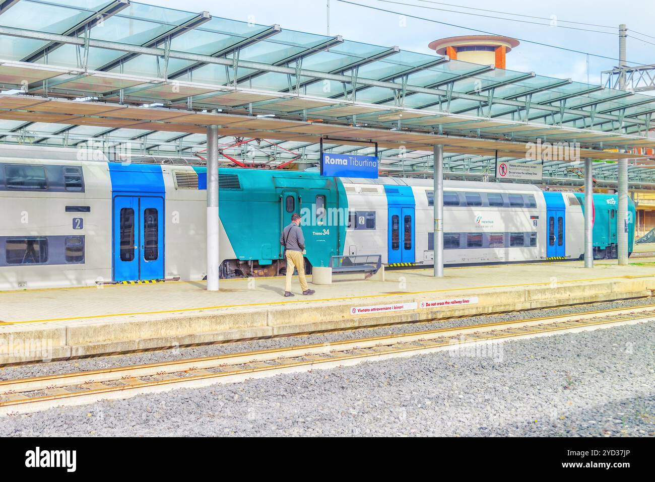 ROME , ITALIE - 11 MAI 2017 : train de voyageurs, les gens sur les chemins de Rome stantion - Roma Tiburtina. L'Italie. Banque D'Images