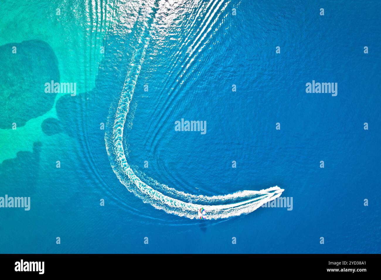 Vue aérienne du hors-bord et du parachute ascensionnel ou du parachute ascensionnel Banque D'Images