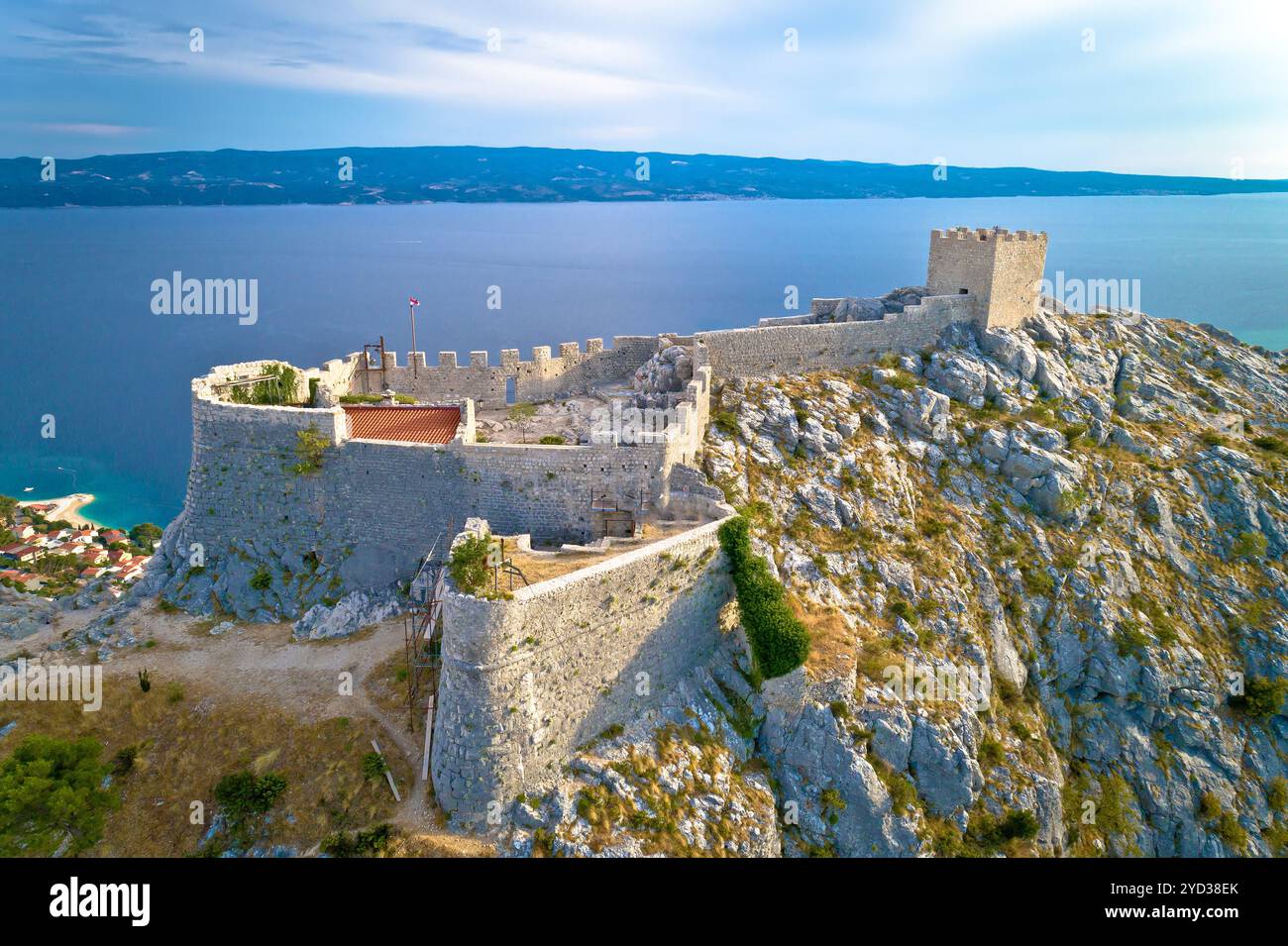 Forteresse de Starigrad Fortica au-dessus de la vue aérienne d'omis, région de Dalmatie en Croatie Banque D'Images