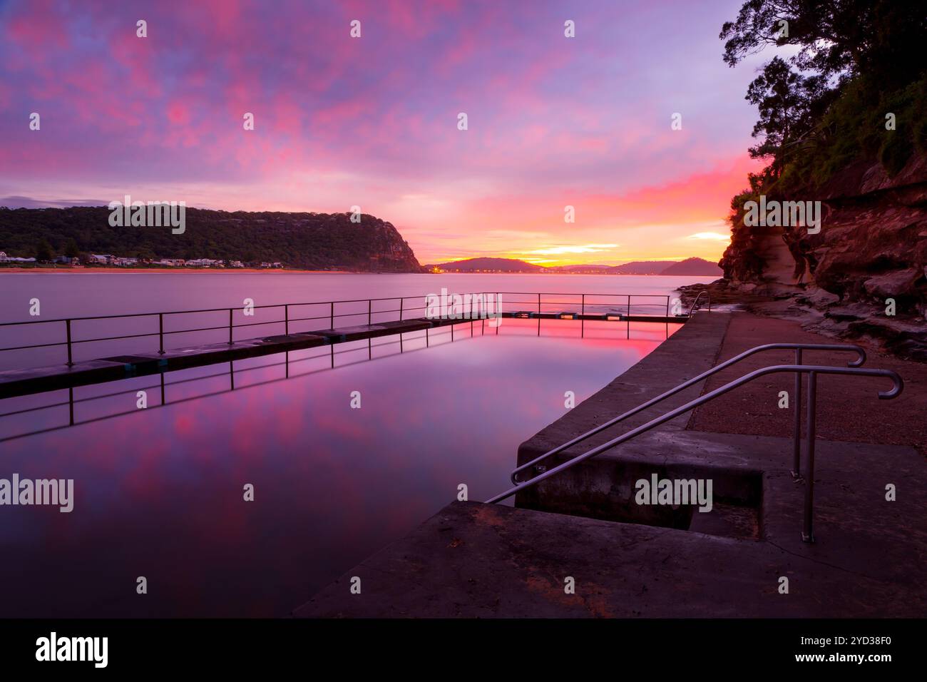 Ciels rouges et roses de l'aube et reflets dans la piscine rocheuse Banque D'Images