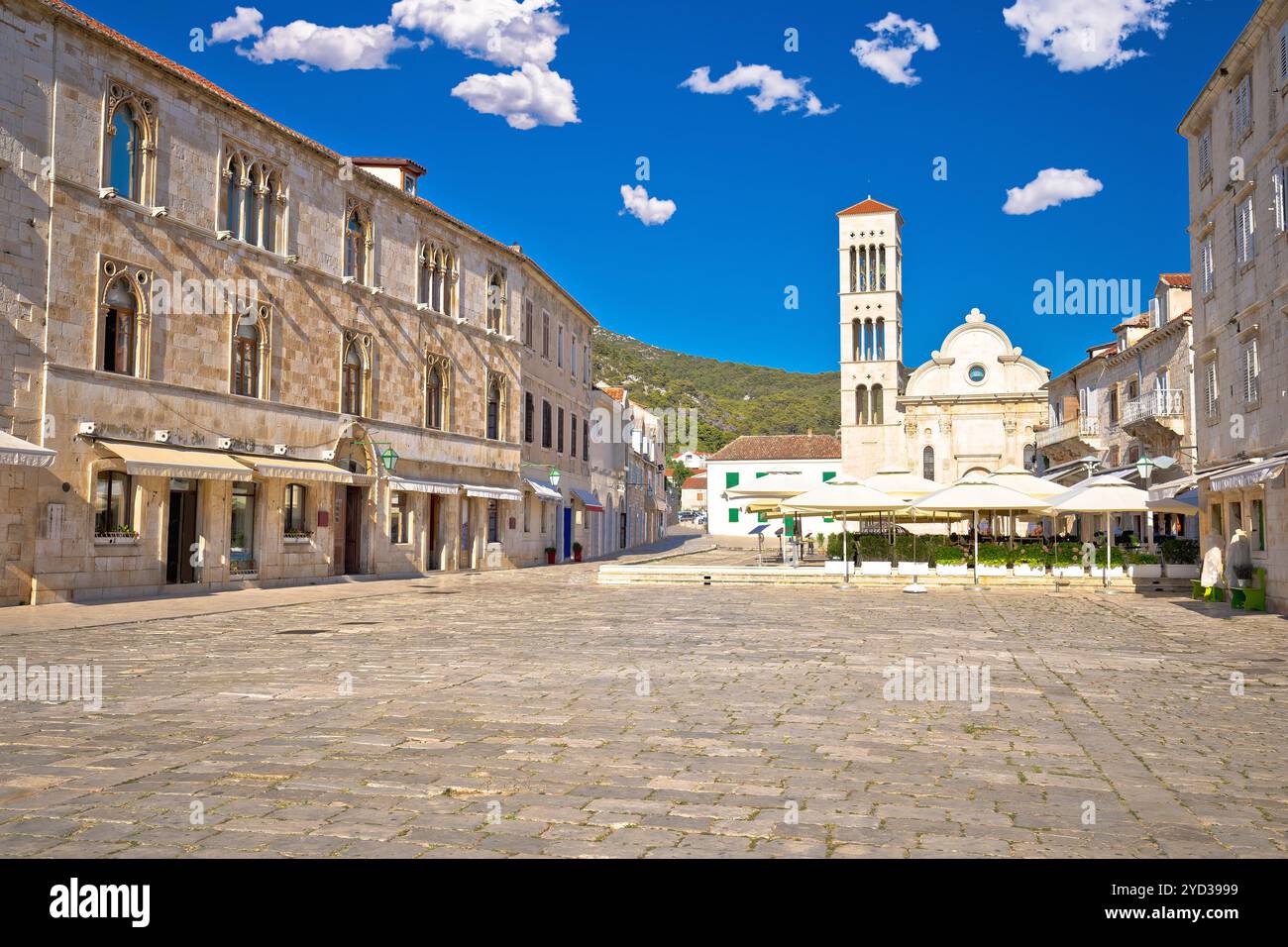 Place en pierre de Pjaca et église dans la ville de Hvar vue Banque D'Images