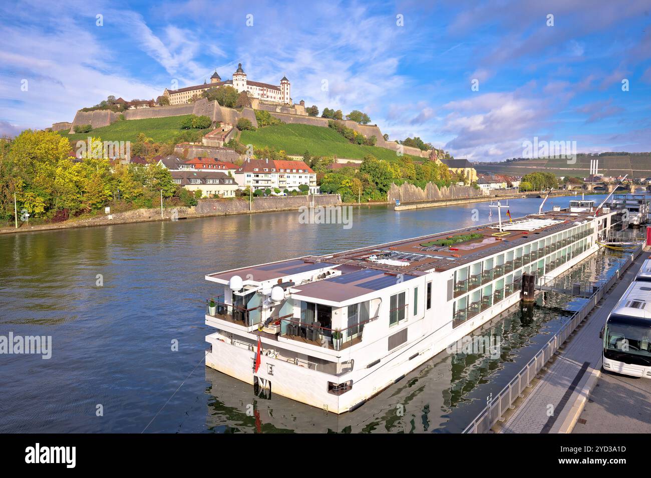 Bateau de croisière fluviale principal dans la ville de Wurzburg vue Banque D'Images