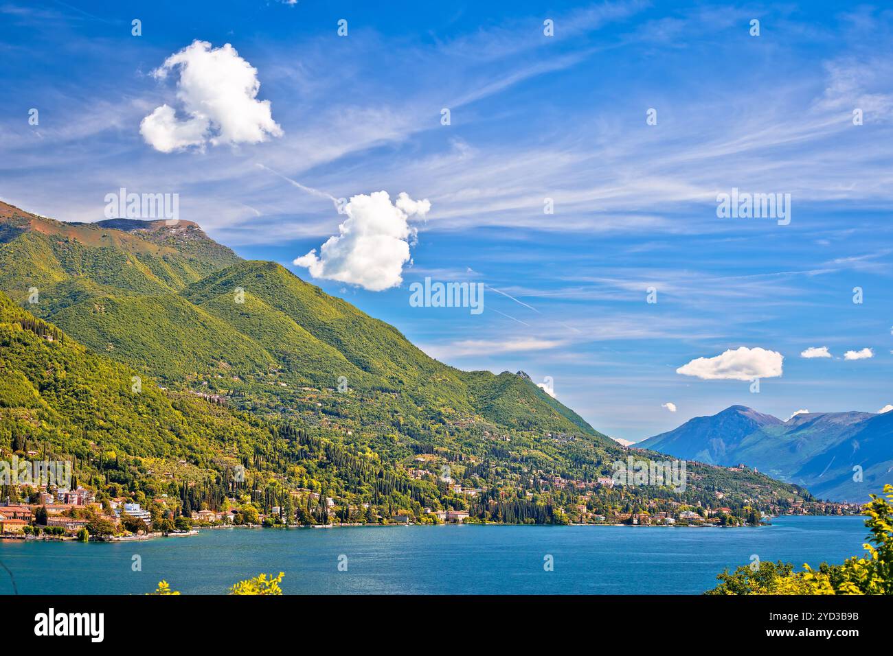 Lac Lago di Garda près de la ville de Salo vue Banque D'Images
