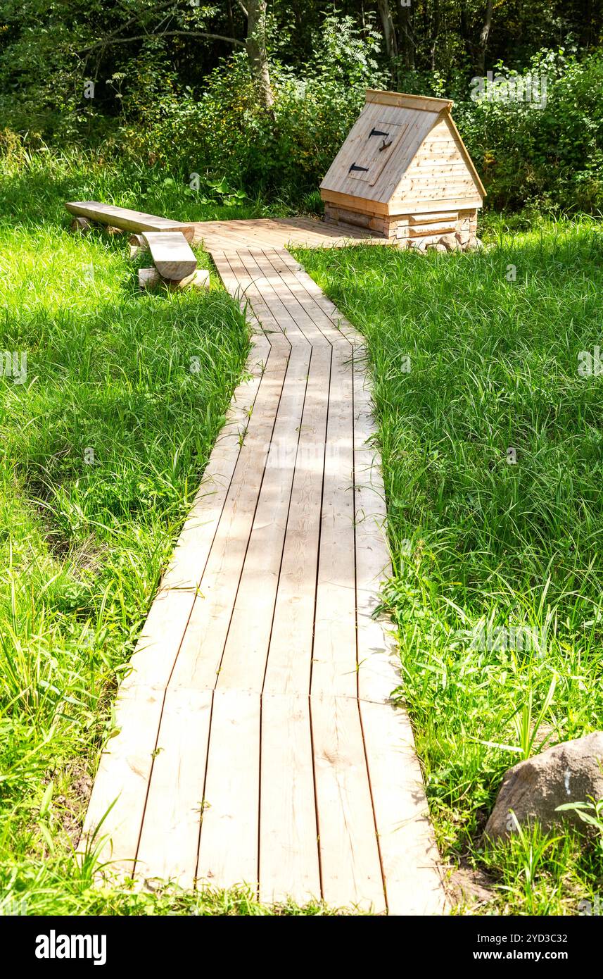 Nouveau puits d'eau en bois à la campagne Banque D'Images
