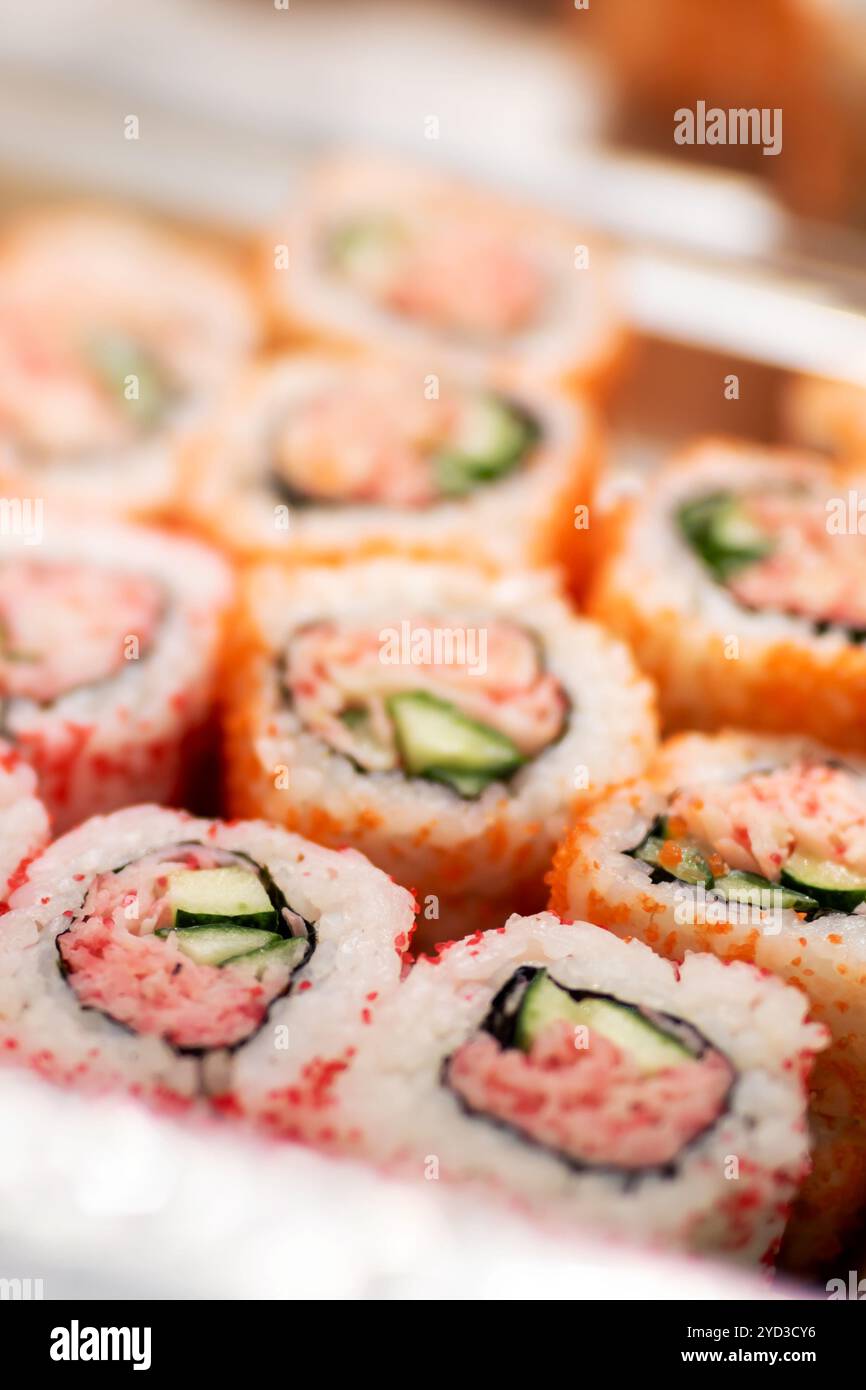 Un plateau de sushis magnifiquement arrangé avec un délicieux crabe et du concombre frais placé avec art dessus pour le plaisir Banque D'Images