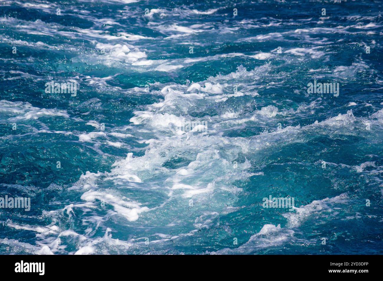 Vue moussante sur les vagues et le moteur du bateau Banque D'Images