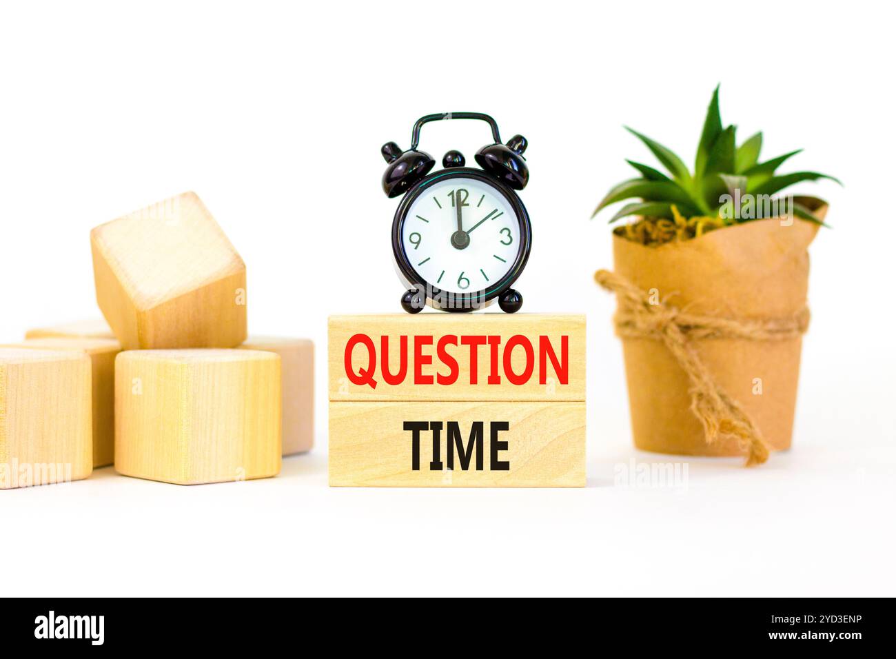 Symbole heure des questions. Mots conceptuels heure des questions sur de beaux blocs de bois. Beau fond blanc. Réveil noir. Affaires et question tim Banque D'Images