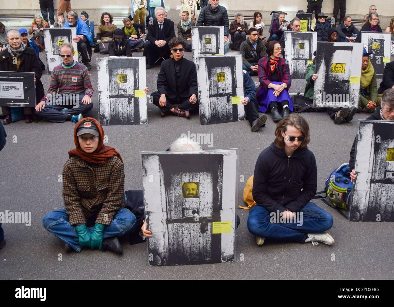 Londres, Angleterre, Royaume-Uni. 24 octobre 2024. Des activistes organisent l'exposition de protestation ''˜Free Political Prisoners' devant le ministère de la Justice à Londres, appelant le procureur général à libérer les militants pour le climat et les autres manifestants actuellement dans les prisons britanniques. Les manifestants participant à l'exposition ont bloqué la route devant le MOJ avec des photos de militants en prison et d'autres prisonniers politiques. (Crédit image : © Vuk Valcic/ZUMA Press Wire) USAGE ÉDITORIAL SEULEMENT! Non destiné à UN USAGE commercial ! Banque D'Images