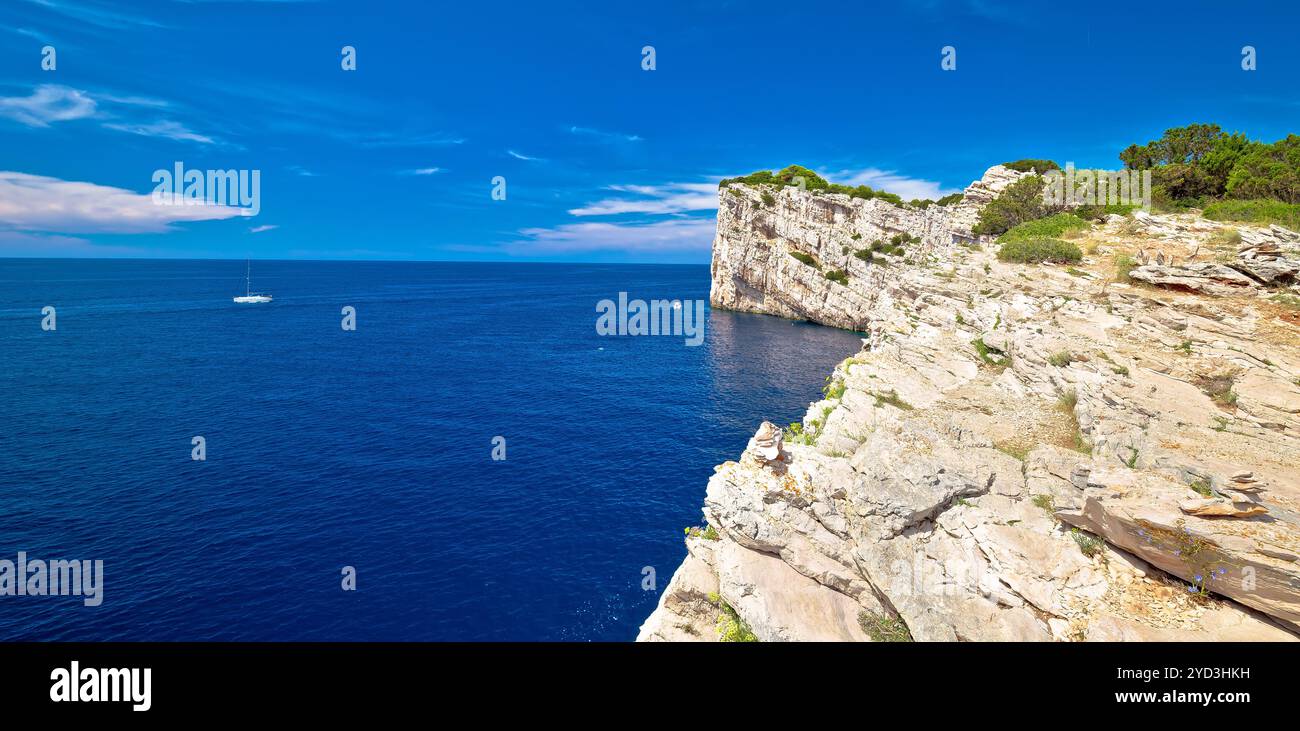 Parc national de l'archipel de Kornati. Falaises spectaculaires de la baie de Telascica au-dessus de la mer Adriatique bleue Banque D'Images