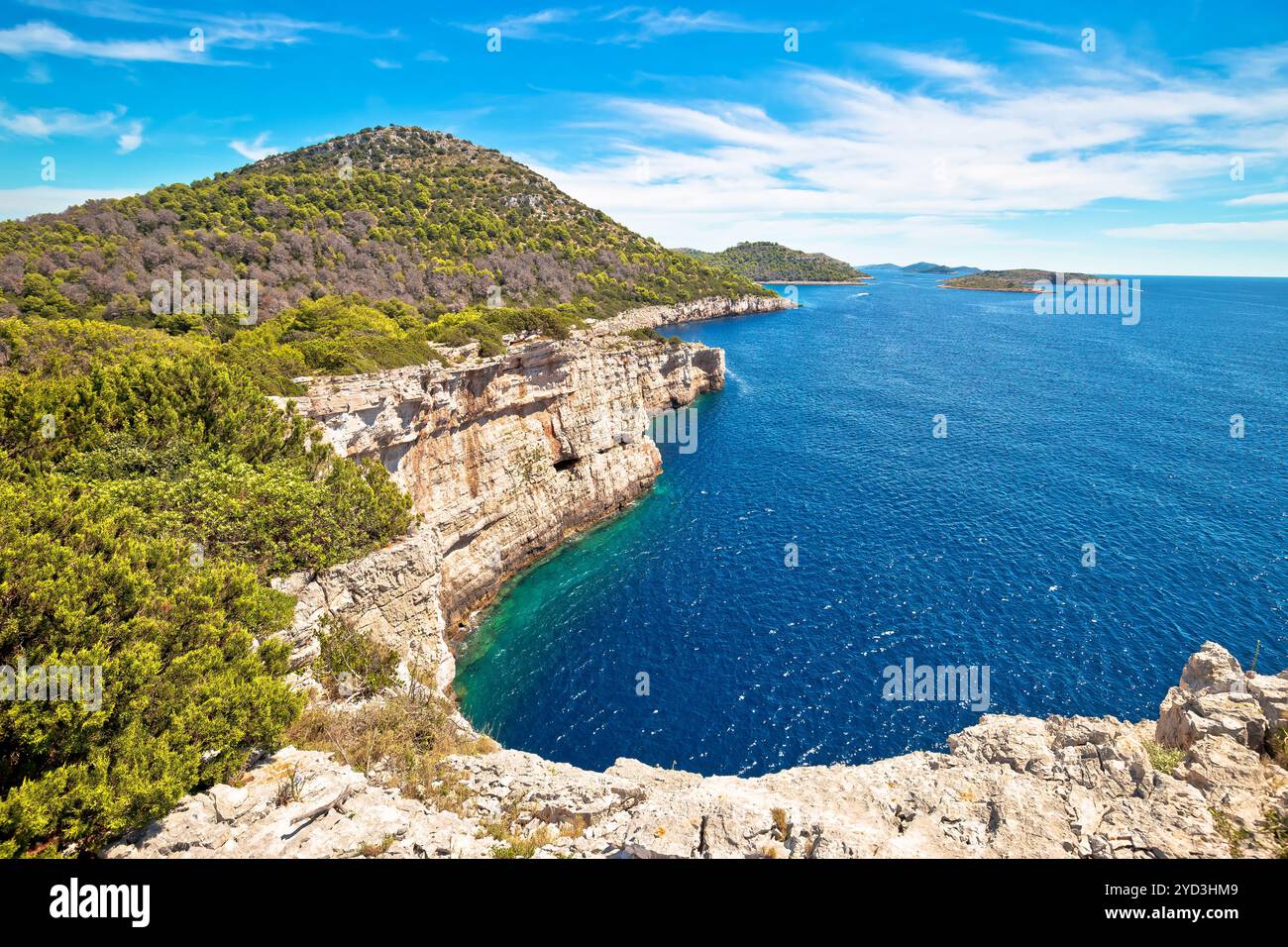 Parc national de l'archipel de Kornati. Falaises spectaculaires de la baie de Telascica au-dessus de la mer Adriatique bleue Banque D'Images