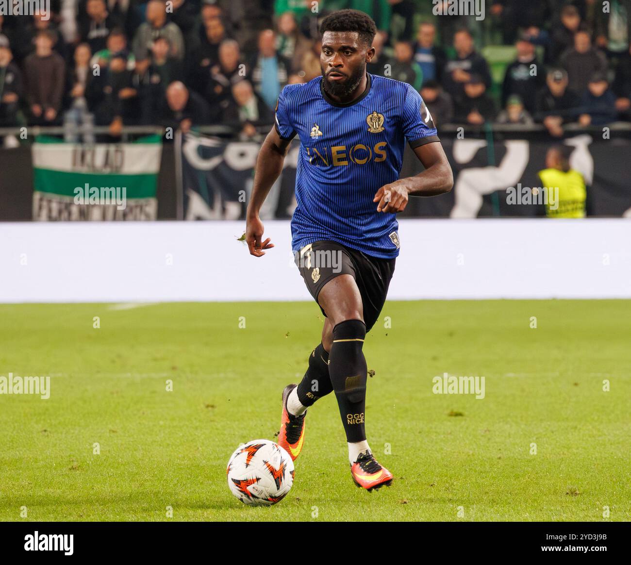 Budapest, Hongrie. 24 octobre 2024. JEREMIE Boga de l'OGC Nice contrôle le ballon lors du match UEFA Europa League 2024/25 League phase MD3 entre Ferencvarosi TC et OGC Nice à Groupama Arena le 24 octobre 2024 à Budapest, Hongrie. Crédit : Laszlo Szirtesi/Alamy Live News Banque D'Images