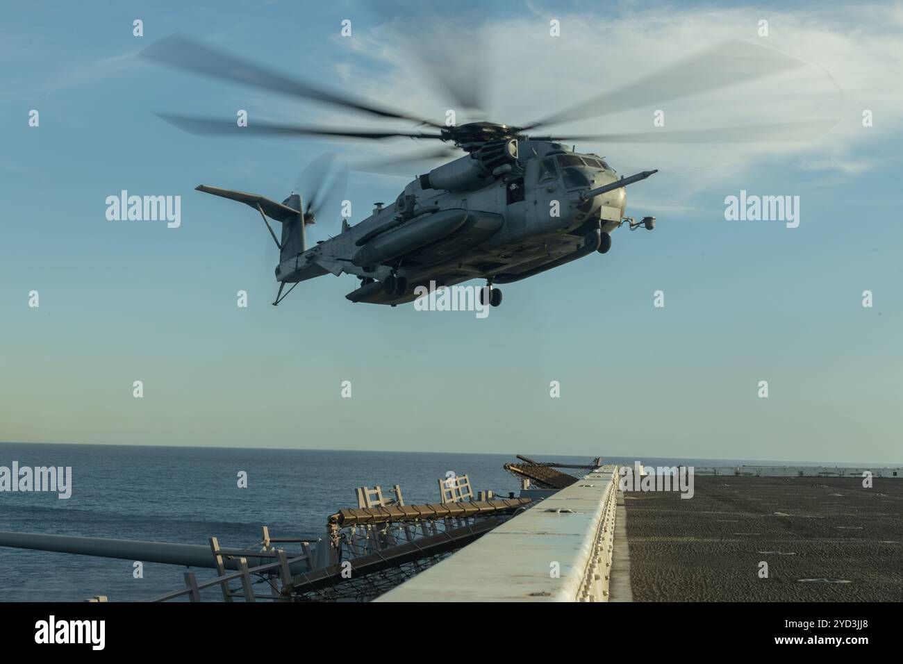 Un US Marine corps CH-53E Super Stallion avec Marine Heavy Helicopter Squadron (HMH) 462, Marine Aircraft Group 16, 3rd Marine Aircraft Wing, Approac Banque D'Images