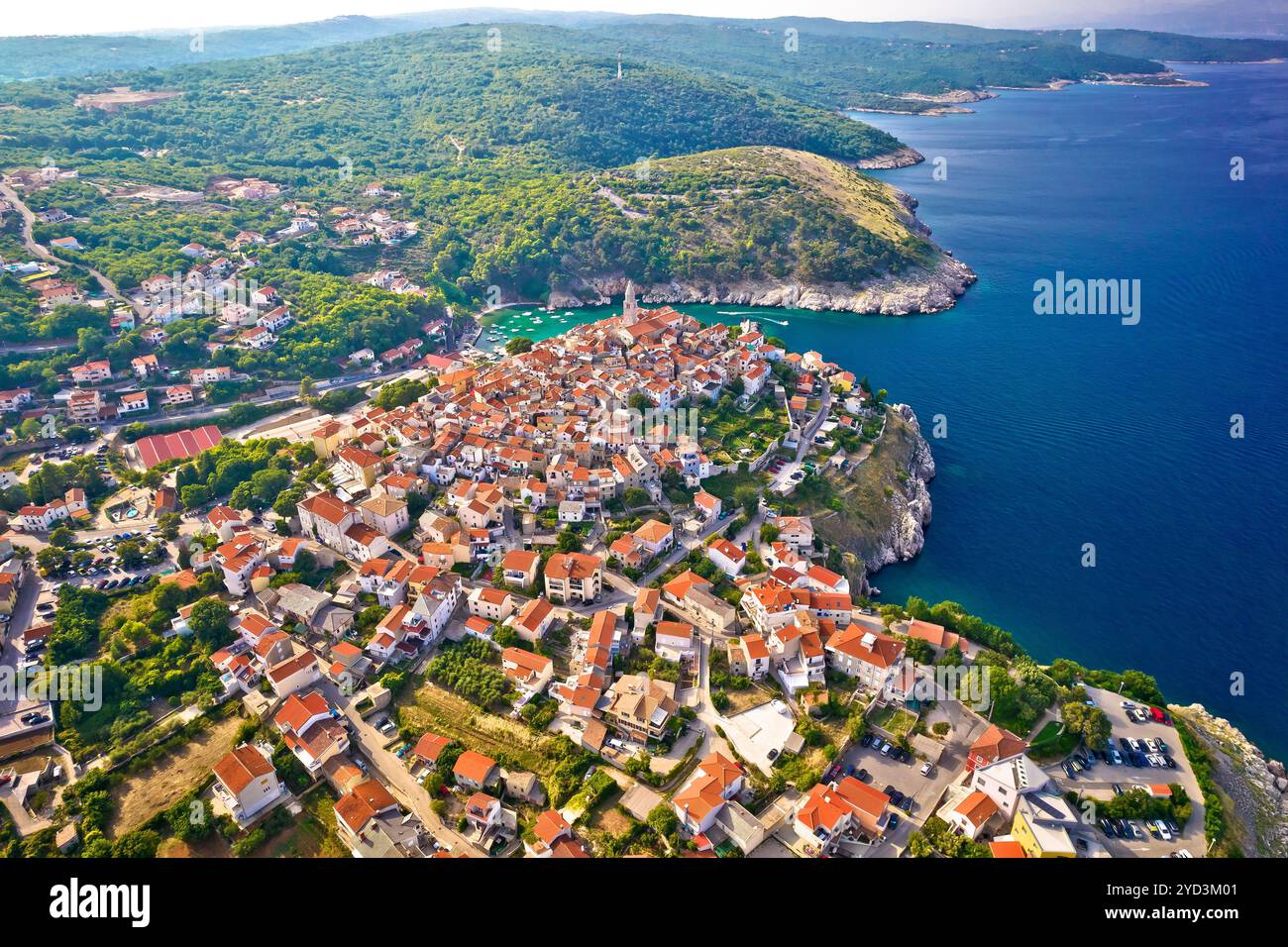 Ville de Vrbnik vue aérienne, île de Krk Banque D'Images