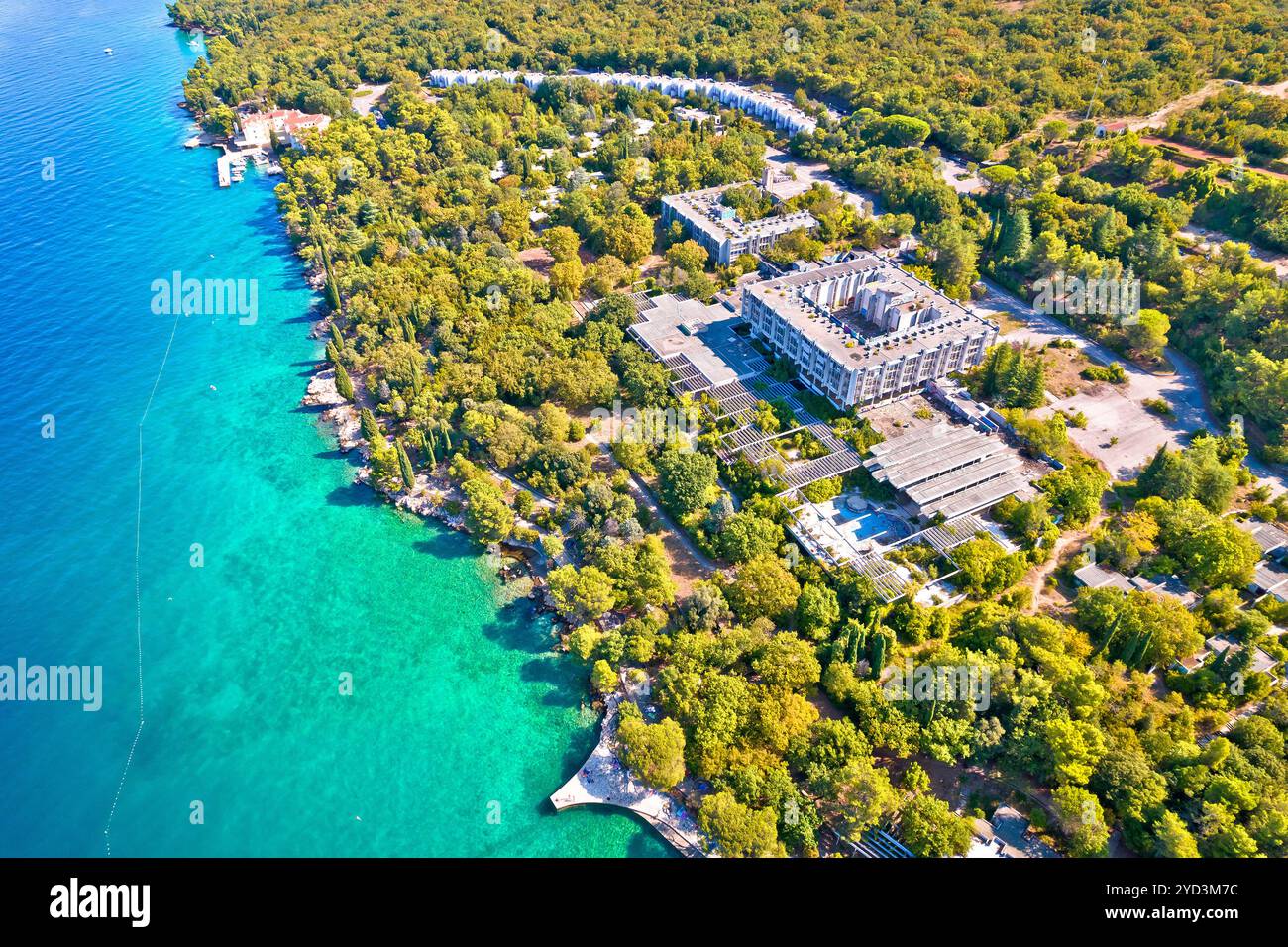 Malinska plage turquoise et les ruines de l'ancien hôtel vue aérienne, île de Krk, Croatie Banque D'Images