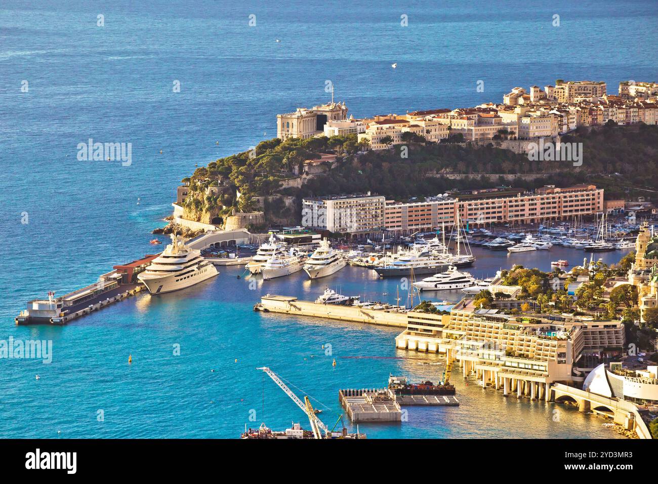Vue sur Monaco Port Hercules et la vieille ville historique Banque D'Images