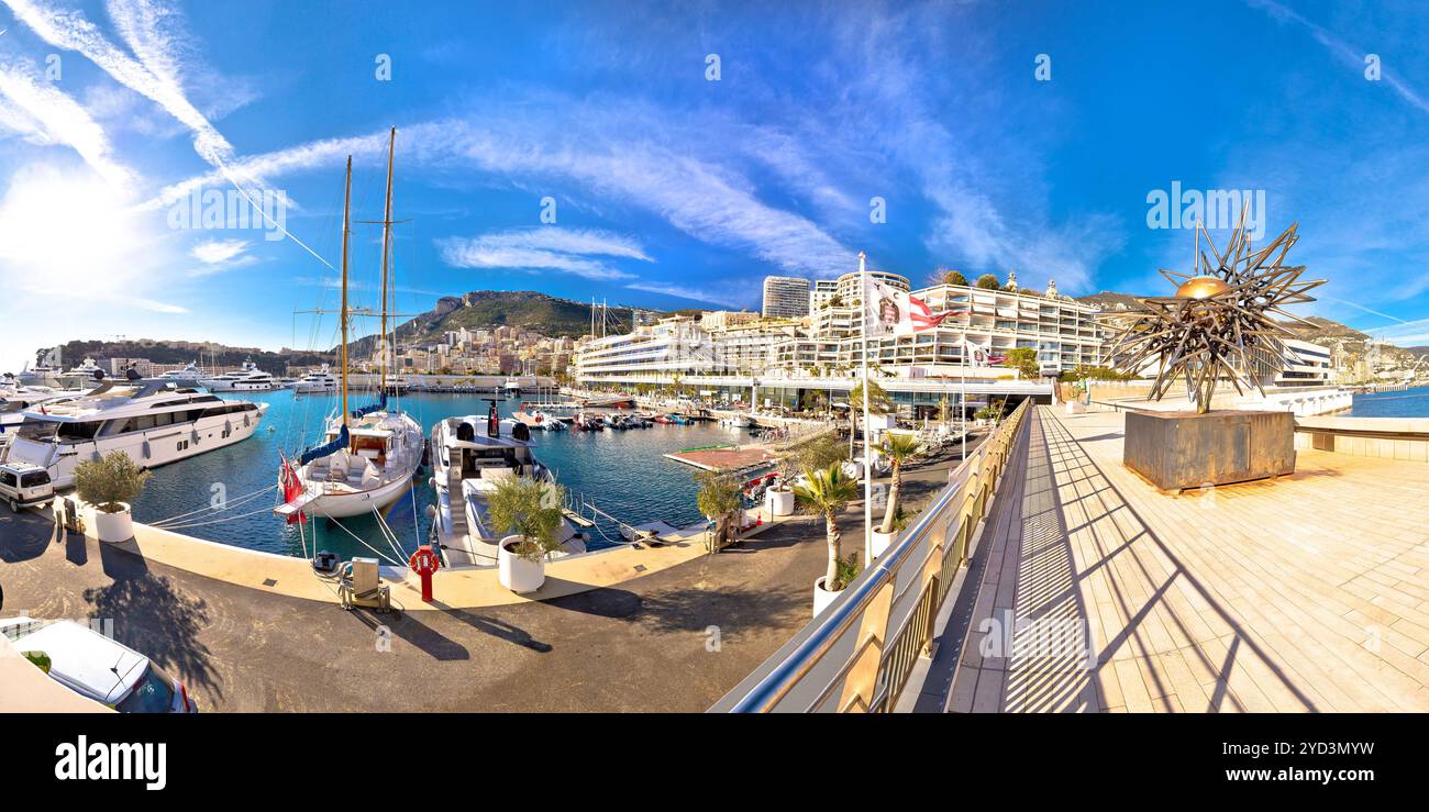 Vue panoramique sur le port du yacht Club de Monaco. Banque D'Images