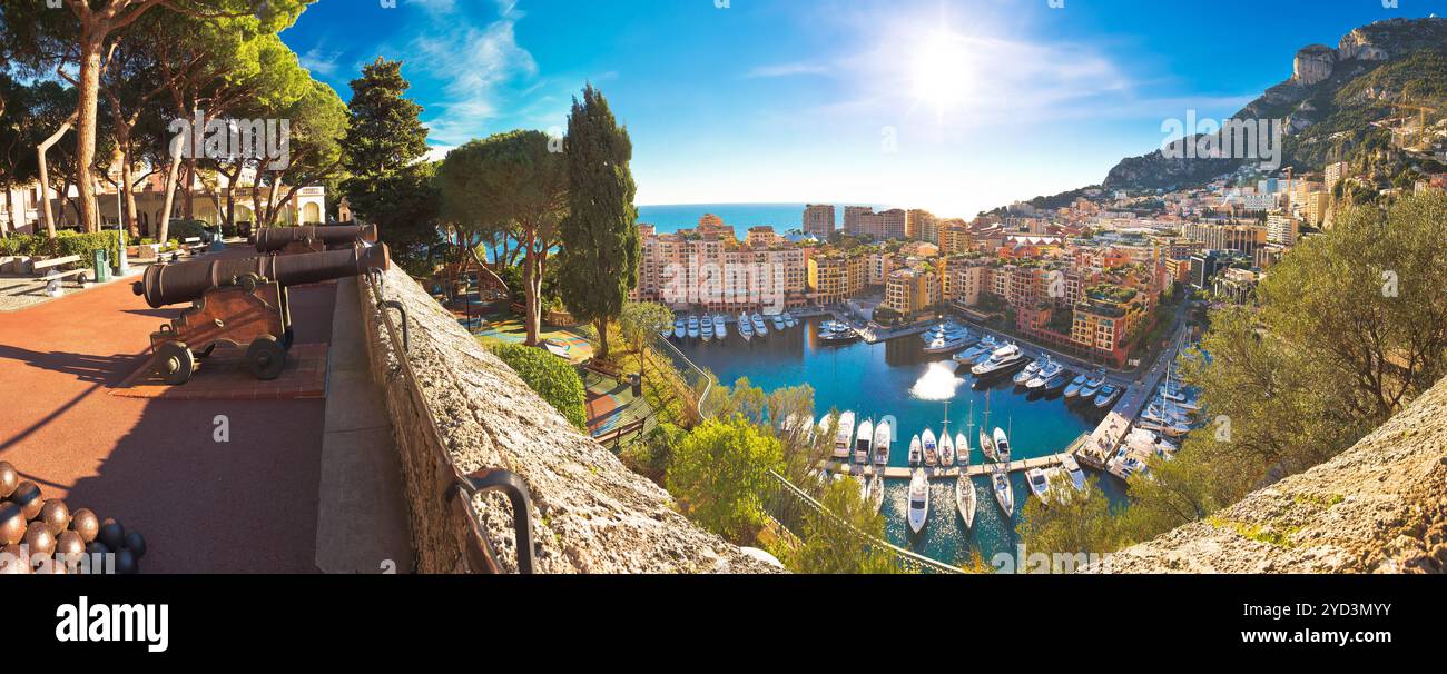 Monaco. Port coloré de Fontvieille et vue panoramique aérienne sur le front de mer depuis la vieille ville haute Banque D'Images