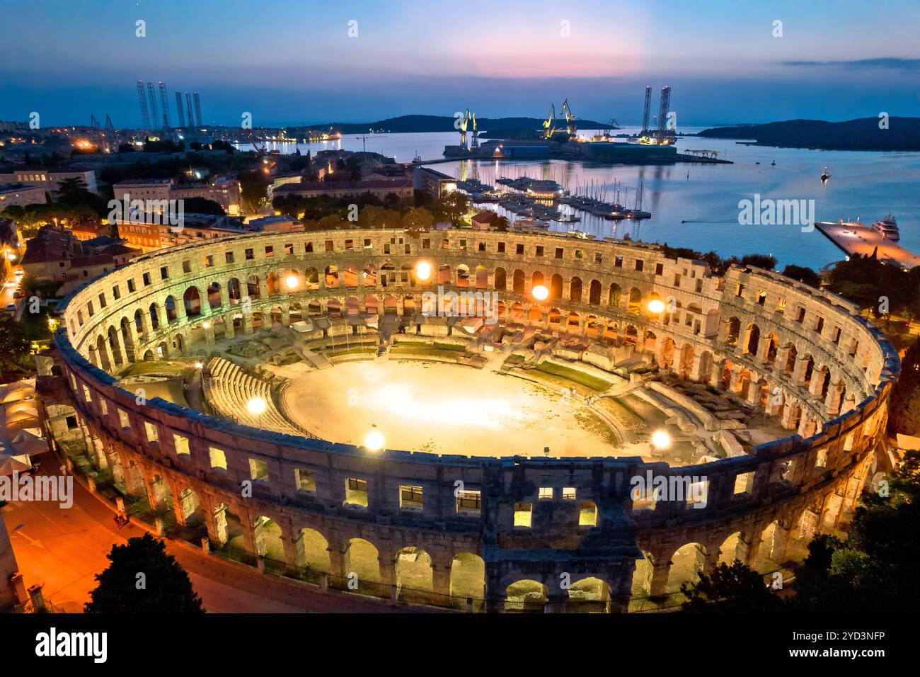 Arena Pula. Ruines antiques de l'amphithéâtre romain à Pula vue aérienne du soir Banque D'Images