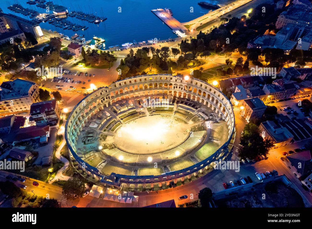 Arena Pula. Ruines antiques de l'amphithéâtre romain à Pula vue aérienne du soir Banque D'Images