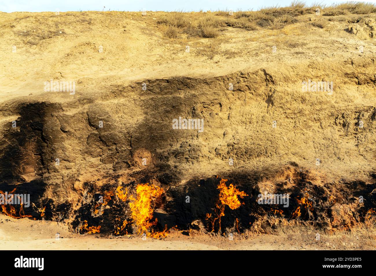 Yanar Dagh (Yanardag) , 'montagne brûlante' est un feu de gaz naturel qui brûle continuellement sur une colline sur la péninsule d'Absheron sur le se Caspien Banque D'Images